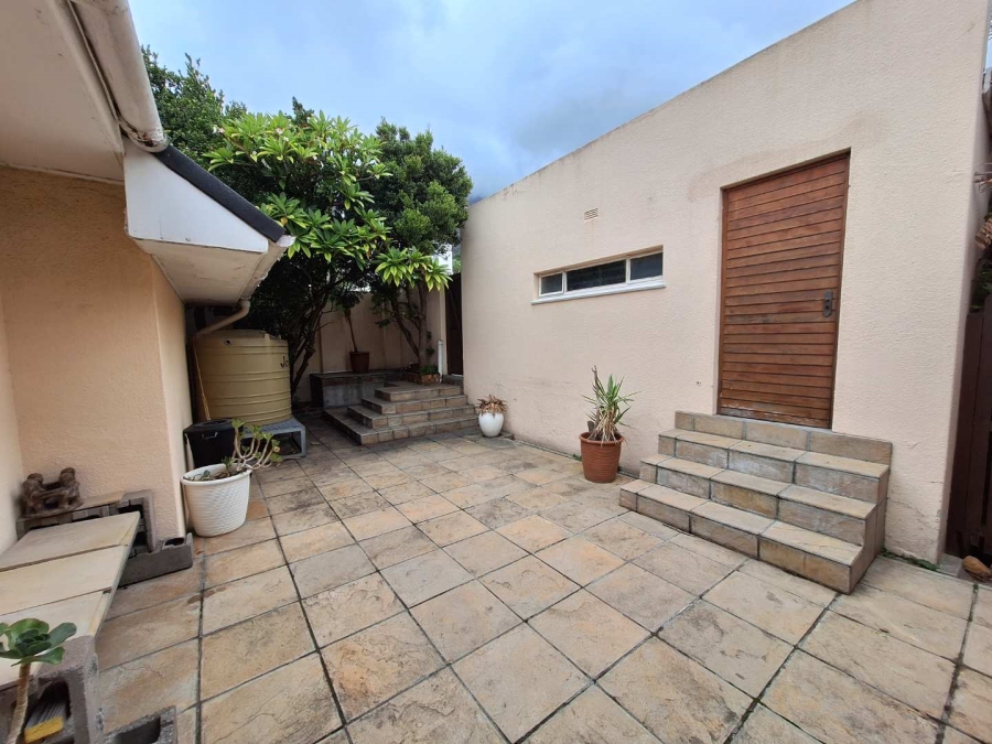 2 Bedroom Property for Sale in Vredehoek Western Cape